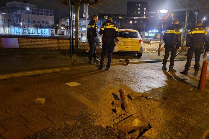 Automobilist verliest macht over het stuur en rijdt door stenen muur