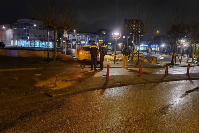 Automobilist verliest macht over het stuur en rijdt door stenen muur