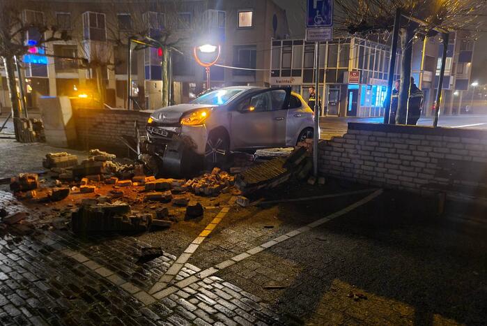 Automobilist verliest macht over het stuur en rijdt door stenen muur