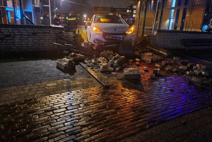 Automobilist verliest macht over het stuur en rijdt door stenen muur