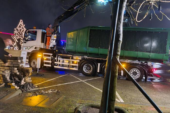 Automobilist verliest macht over het stuur en rijdt door stenen muur