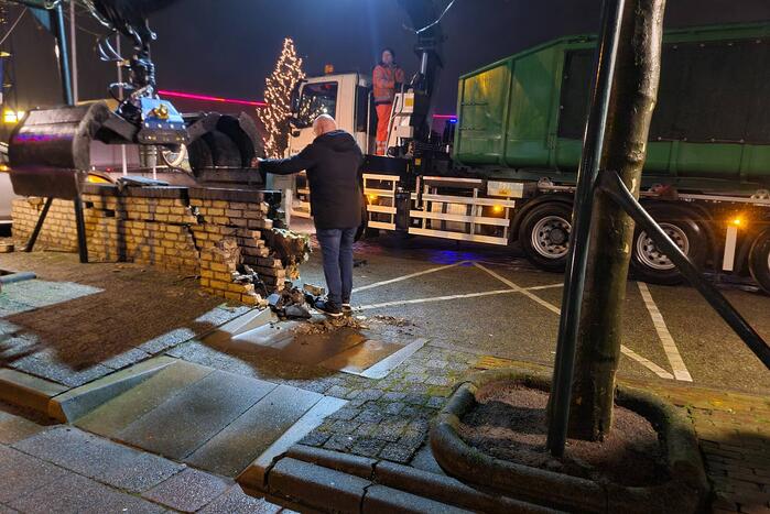 Automobilist verliest macht over het stuur en rijdt door stenen muur