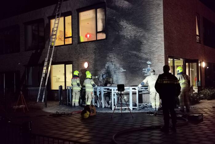 Brand zorgt voor zwarte buitenmuren van basisschool De Atlas