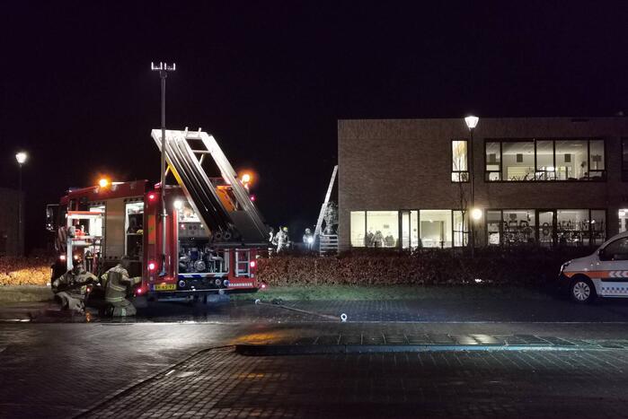 Brand zorgt voor zwarte buitenmuren van basisschool De Atlas