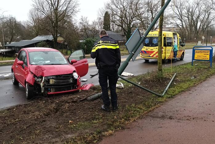 Automobilist verliest controle over stuur en botst tegen paal