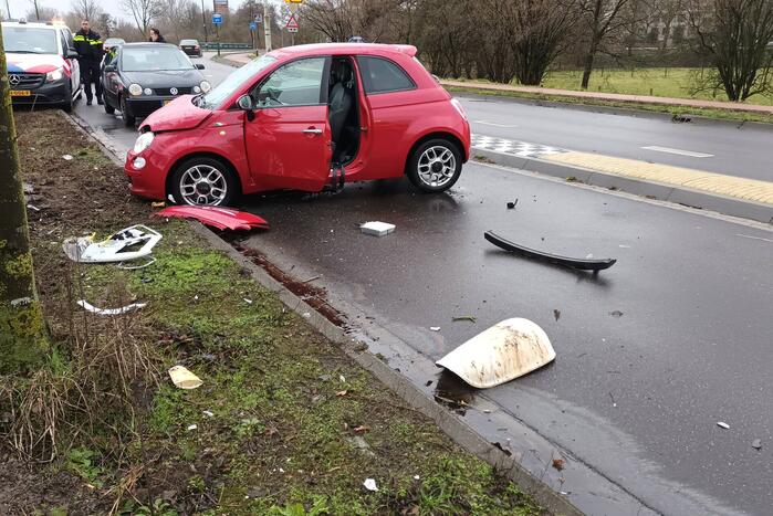 Automobilist verliest controle over stuur en botst tegen paal