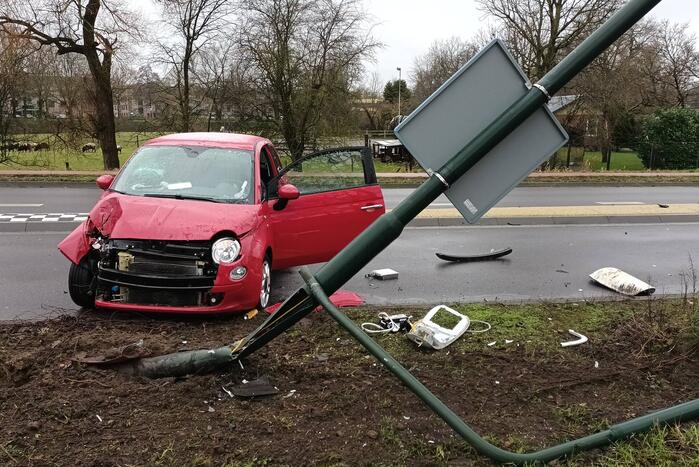 Automobilist verliest controle over stuur en botst tegen paal