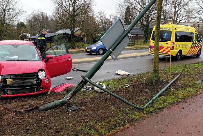 Automobilist verliest controle over stuur en botst tegen paal