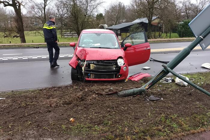 Automobilist verliest controle over stuur en botst tegen paal