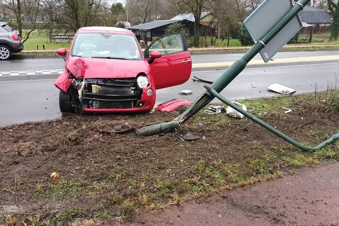 Automobilist verliest controle over stuur en botst tegen paal