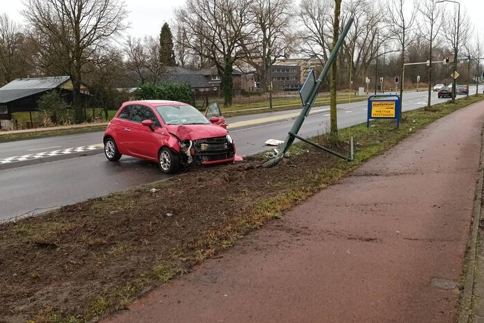 Automobilist verliest controle over stuur en botst tegen paal