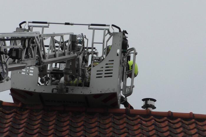 Brandweer controleert schoorsteen