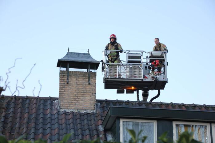 Brandweer controleert schoorsteen op brand