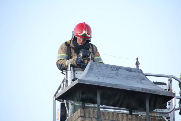 Brandweer controleert schoorsteen op brand
