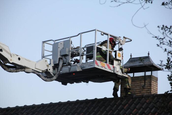 Brandweer controleert schoorsteen op brand