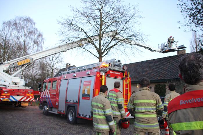 Brandweer controleert schoorsteen op brand