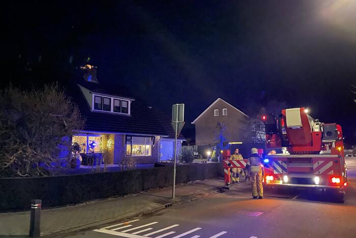 Brandweer dooft brand in schoorsteen met ramoneur