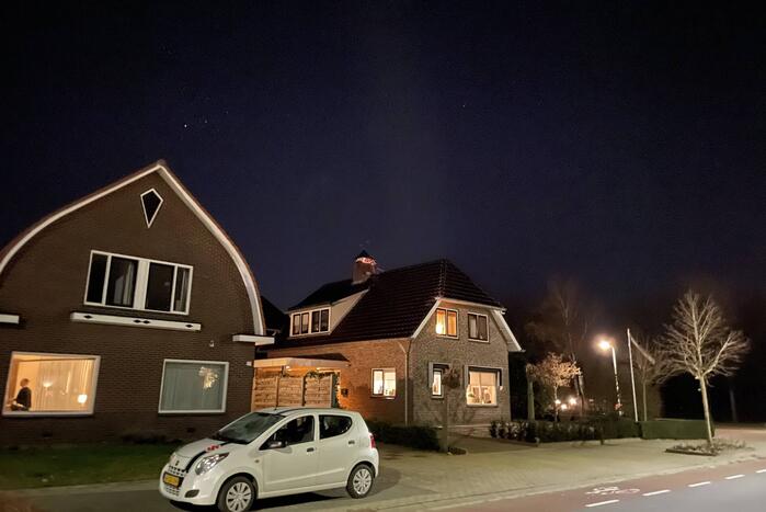 Brandweer dooft brand in schoorsteen met ramoneur