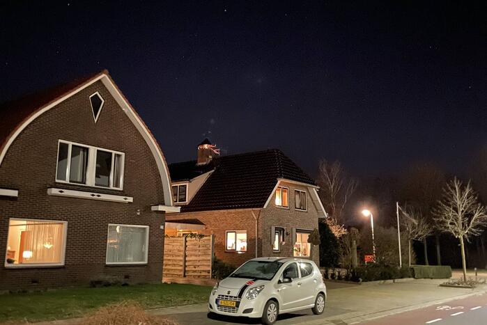 Brandweer dooft brand in schoorsteen met ramoneur