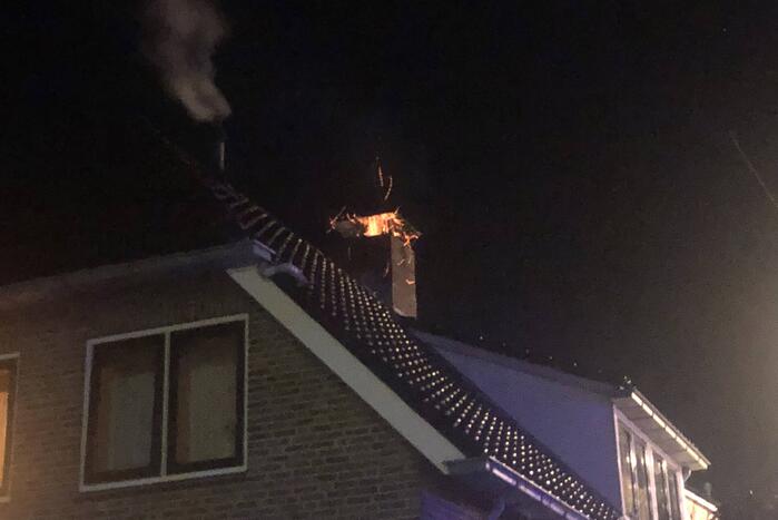Brandweer dooft brand in schoorsteen met ramoneur
