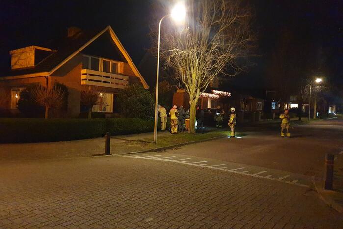 Brandweer verricht metingen door gaslucht