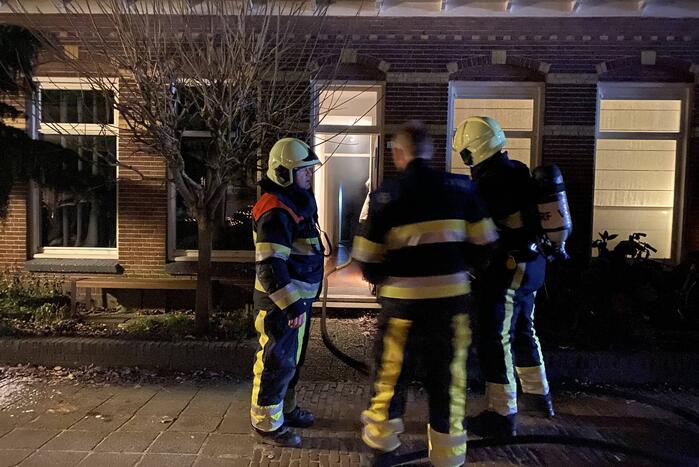 Grote vlammen door brand in bijkeuken