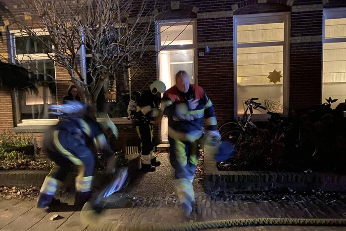 Grote vlammen door brand in bijkeuken