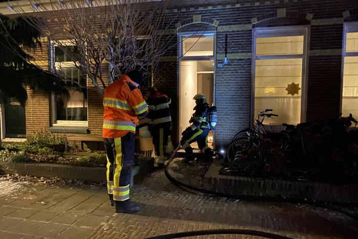 Grote vlammen door brand in bijkeuken