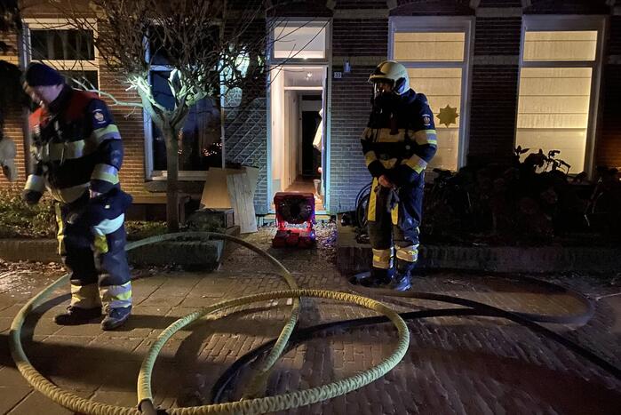 Grote vlammen door brand in bijkeuken