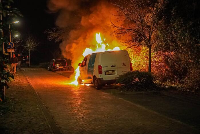 Voorkant van bestelbus volledig uitgebrand