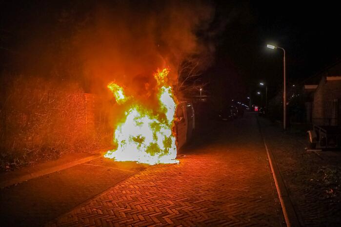 Voorkant van bestelbus volledig uitgebrand