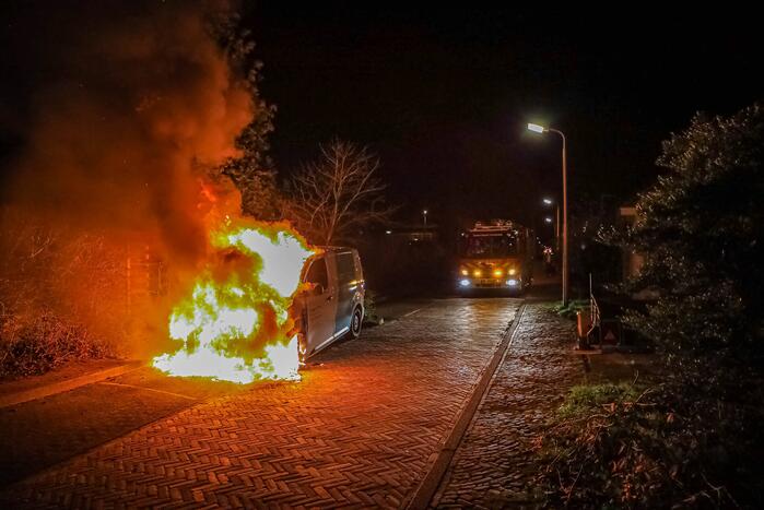 Voorkant van bestelbus volledig uitgebrand