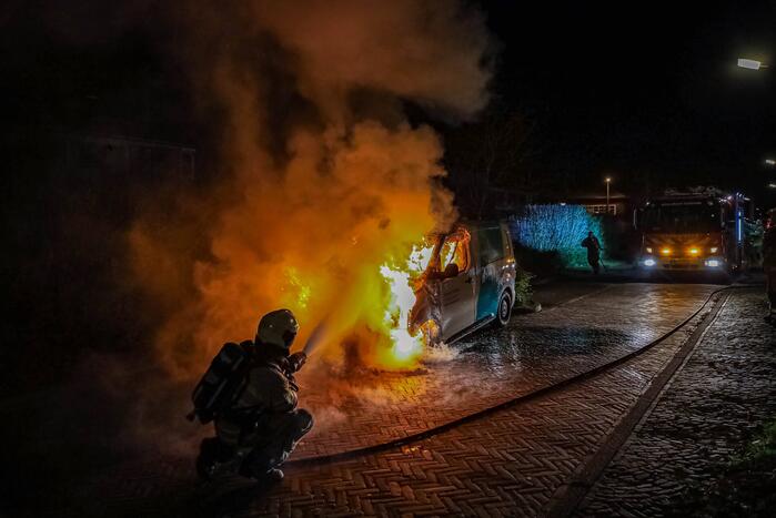 Voorkant van bestelbus volledig uitgebrand