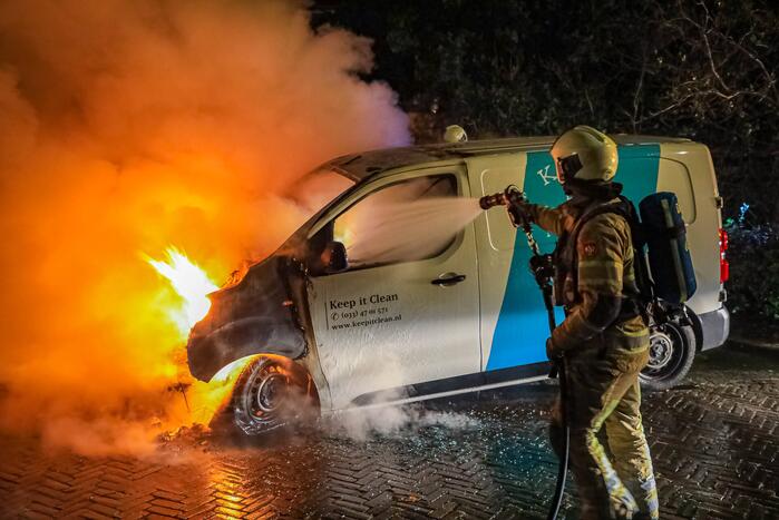 Voorkant van bestelbus volledig uitgebrand