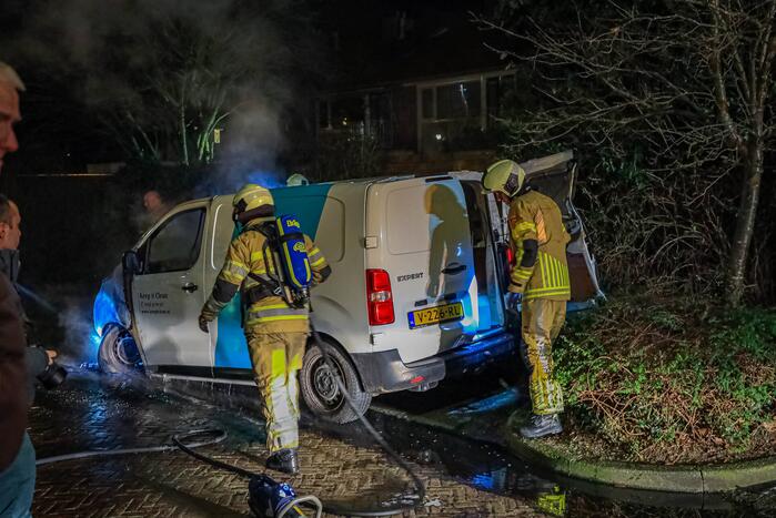 Voorkant van bestelbus volledig uitgebrand