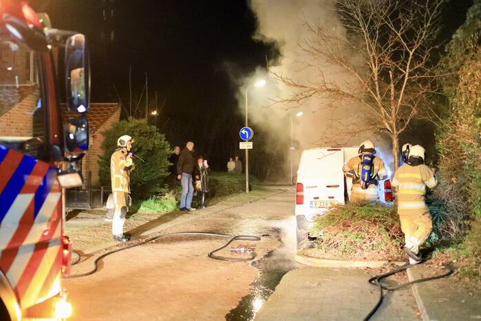 Voorkant van bestelbus volledig uitgebrand