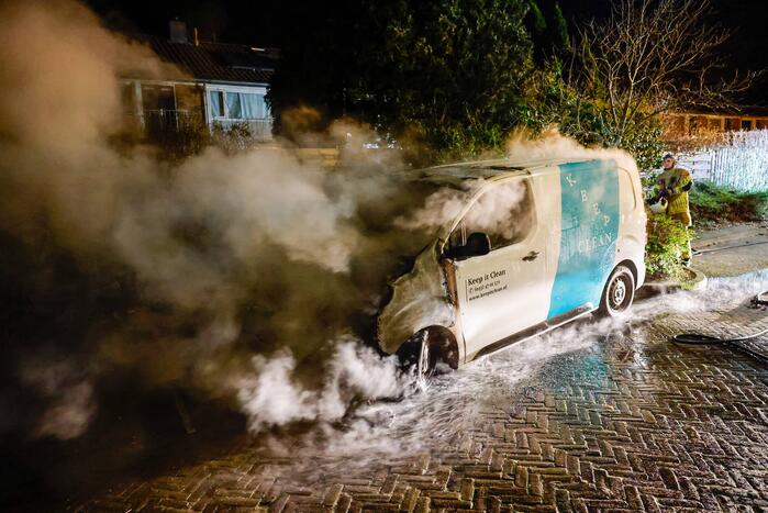 Voorkant van bestelbus volledig uitgebrand