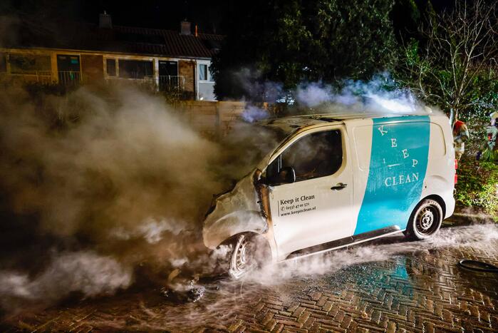 Voorkant van bestelbus volledig uitgebrand