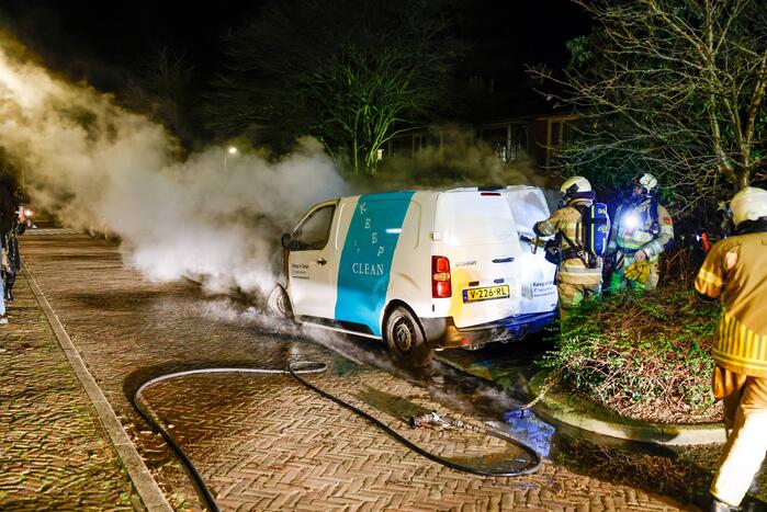 Voorkant van bestelbus volledig uitgebrand