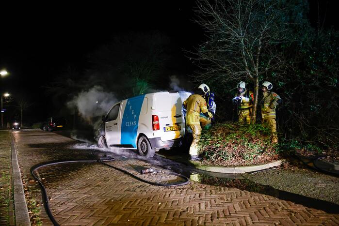 Voorkant van bestelbus volledig uitgebrand