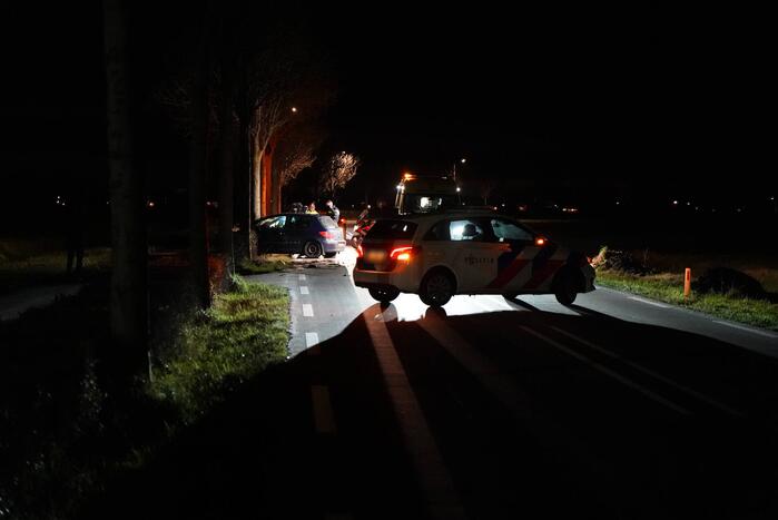 Auto crasht tegen boom