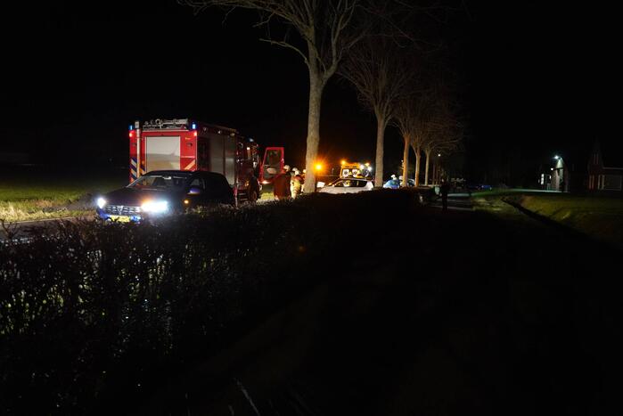 Auto crasht tegen boom