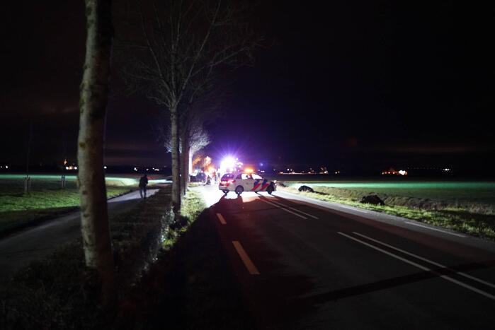 Auto crasht tegen boom