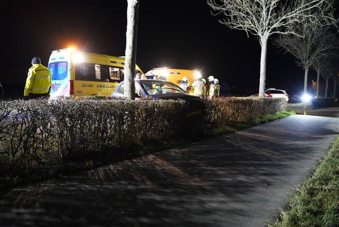 Auto crasht tegen boom