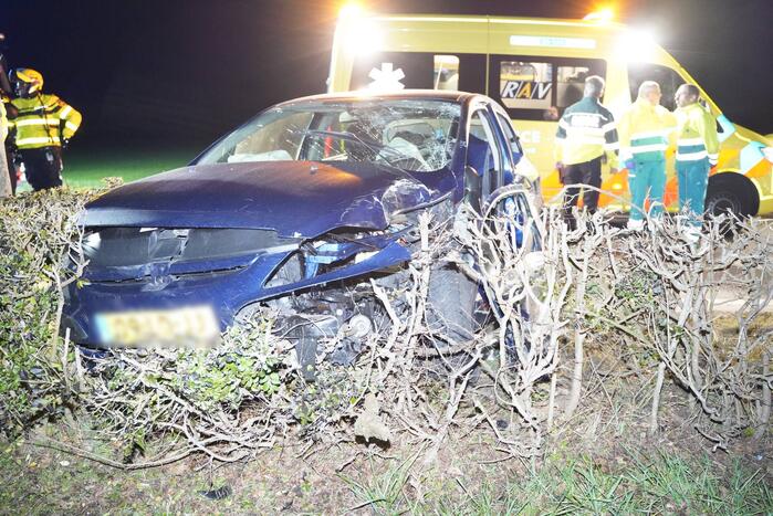 Auto crasht tegen boom