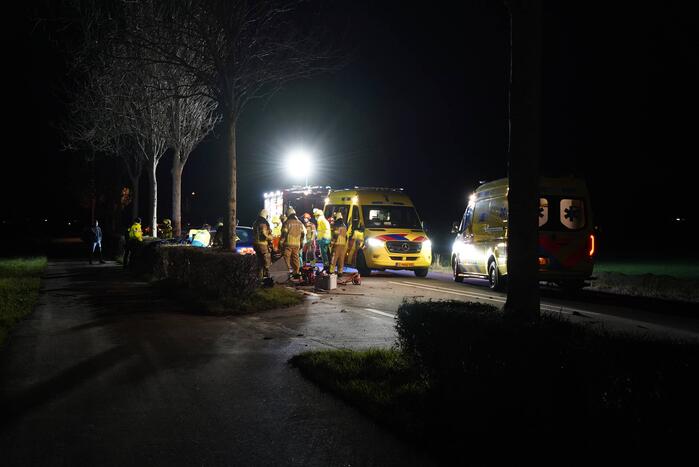 Auto crasht tegen boom