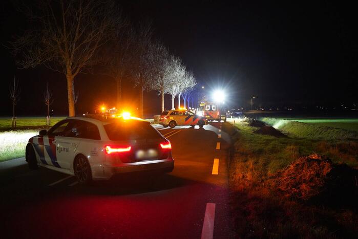 Auto crasht tegen boom