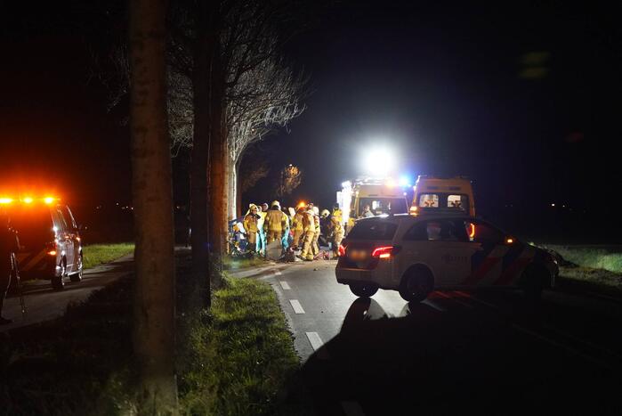 Auto crasht tegen boom