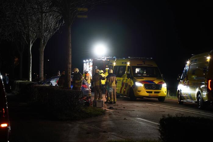 Auto crasht tegen boom