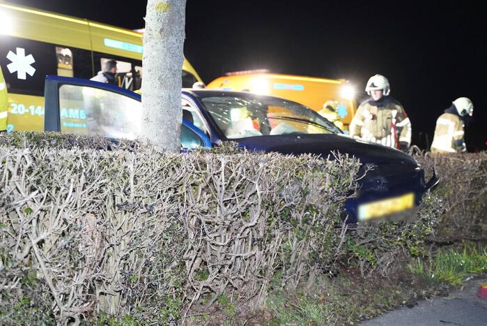 Auto crasht tegen boom